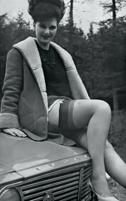 Образ 60-х годов. Чулки 60-х годов. Девушка с пластинками и женщина с ценами. Женщины 50х годов. Девушка с граммофоном.