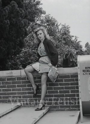 vintage-stockings-archive-mystery-model-pin-up-glamour-model-from