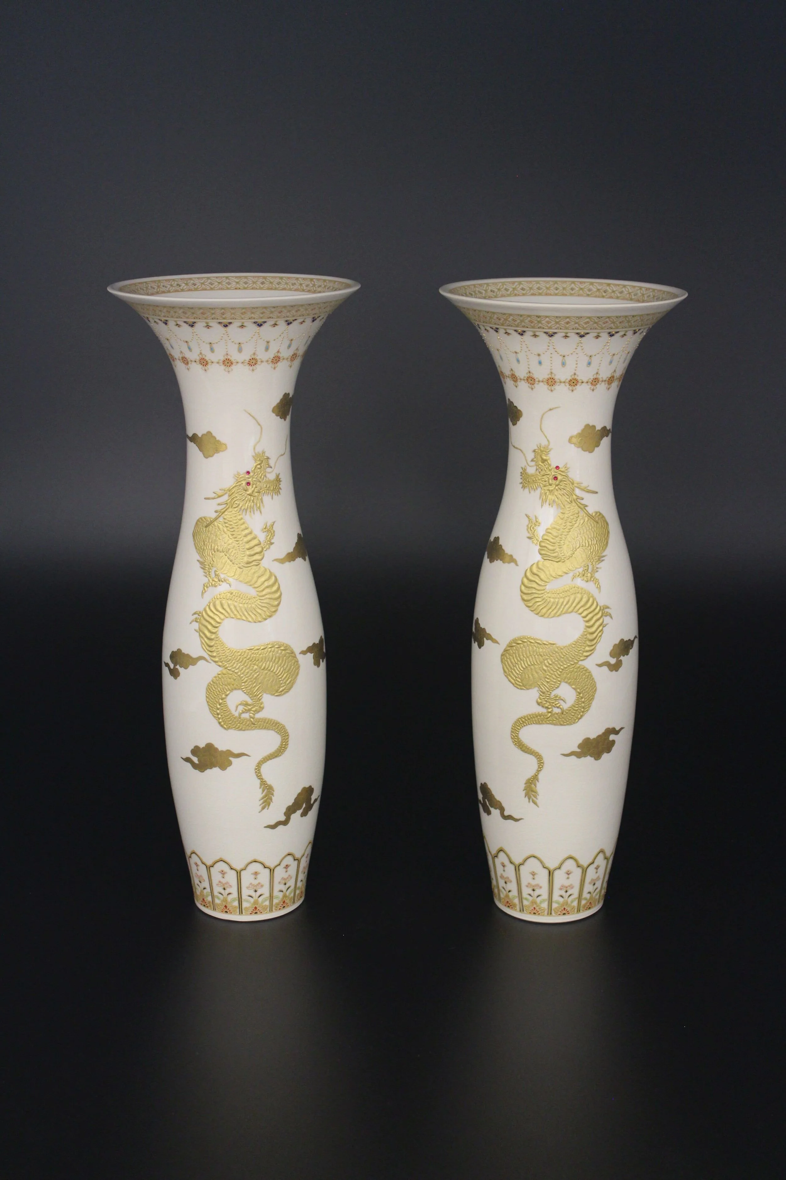 Unryuzu Vase 09 (left) & 10 (right)