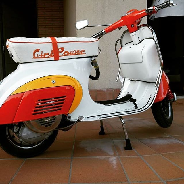 #DLTmoto #DLTmotocicletes #DLT #DLTManufactura #vespa #GirlPower #Girl #Moto