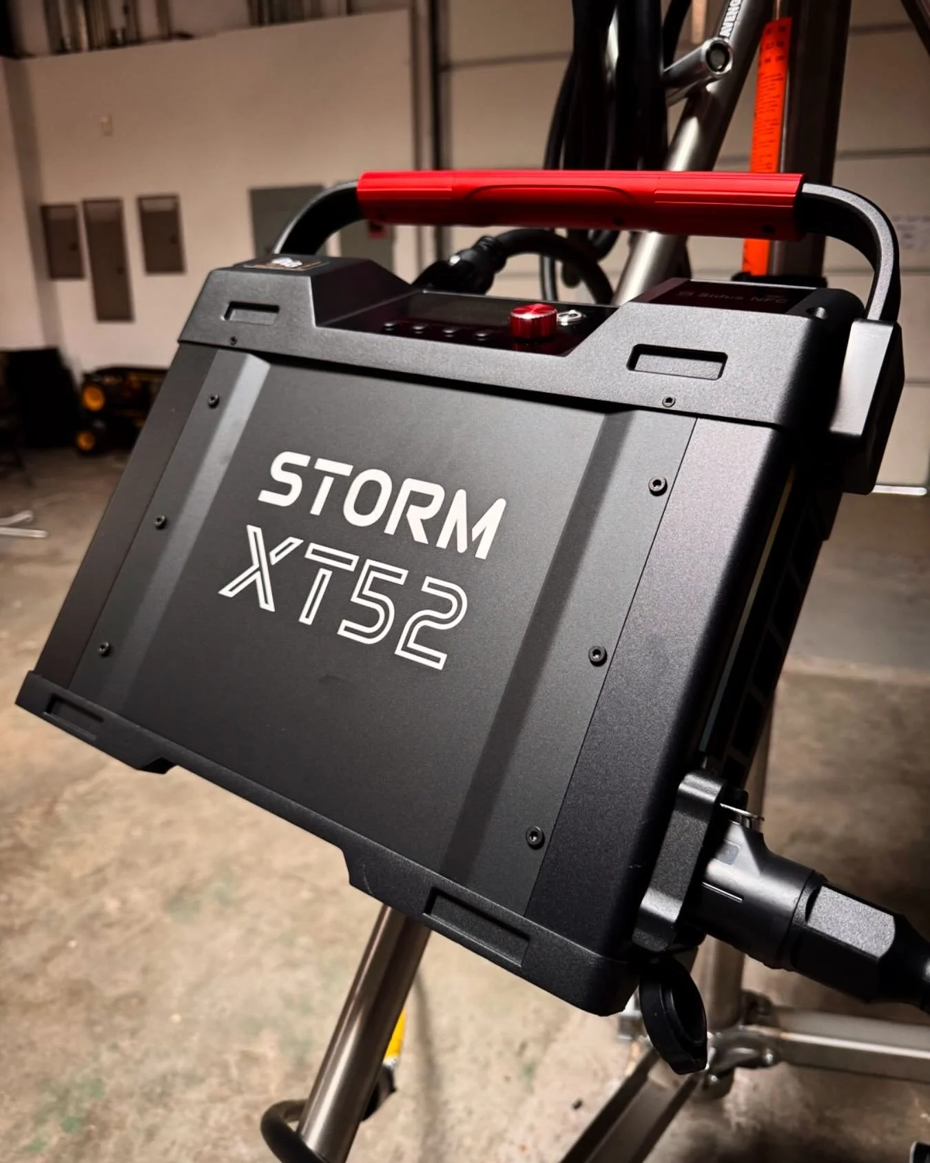 💡A 5K LED with a PSU you can mount to the stand! 👀
Get it at DLG.
@aputure.lighting