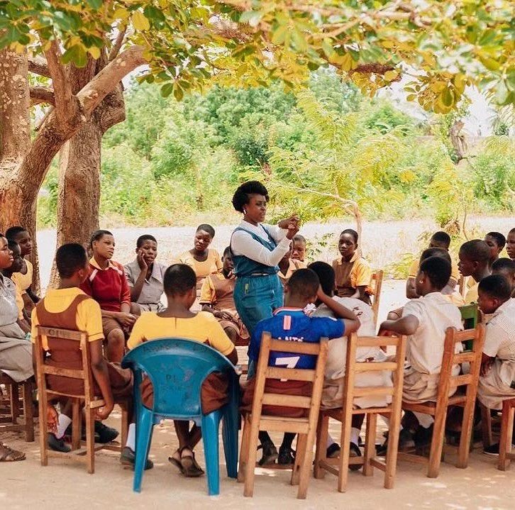 Learning environments matter. Outdoors, fresh air, in a circle, with everyone at the same level, opens up conversation, encourages participation and keeps everyone engaged. 🧡