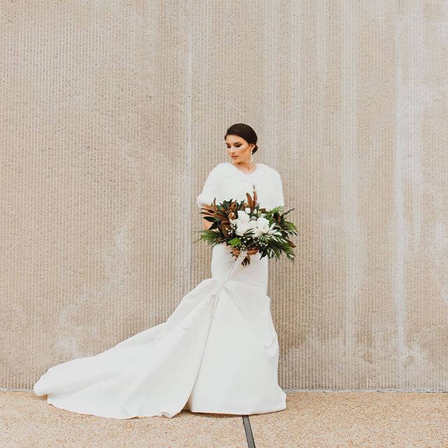 in the wise words of @heatherkmcmahan I am booked and busy + hired but tired. I have not stopped flowering in 3 months / but am so grateful for all of my 2019 brides for allowing me to do what I love. 
dress: @ellejamesbridal 
styling: @elizabethscot