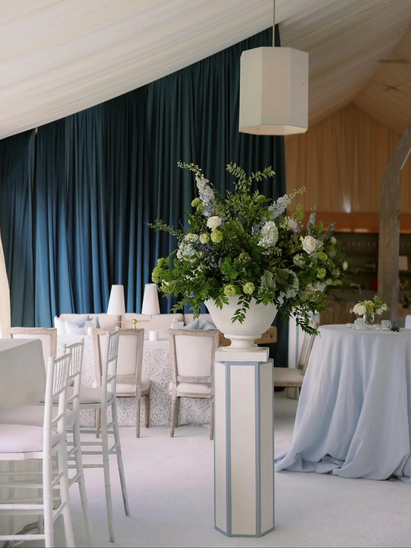 when the custom pedestals + florals deserve their own moment ✨

@emilysanderstaylor 
@sarahbradshawphoto 
@castlehilloxford 
@magnolia_rental 
@whitedoorevent 
@eventworksrentals 
@sagefabrications