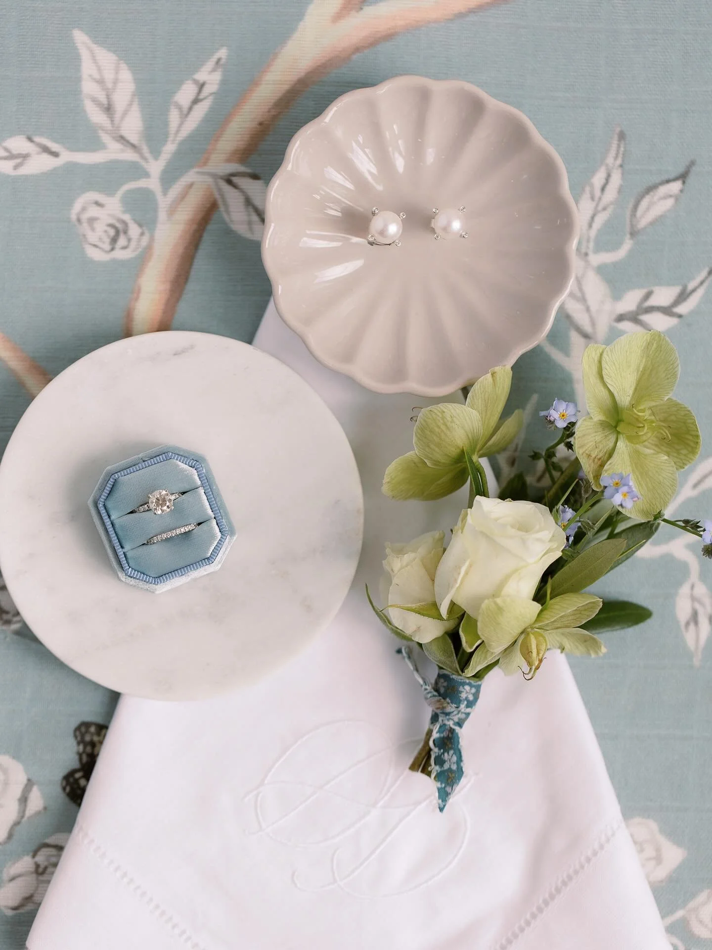 ✨ it&rsquo;s all in the details 

@emilysanderstaylor 
@sarahbradshawphoto 
@castlehilloxford 
@magnolia_rental 
@whitedoorevent 
@empaper.co