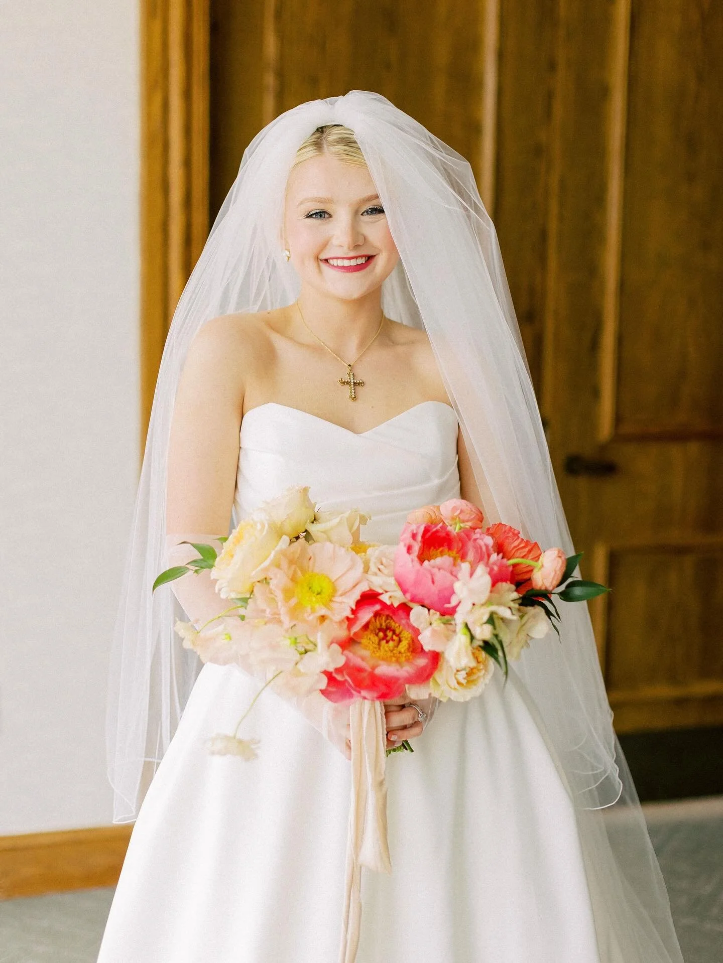 peonies + poppies.. yes please 🤍
will never be over @rosie_hues_ on her wedding day! 

@eventfulme @ekhomeofficial 
@ccjweddings 
@lindseyjamisonphoto 
@ellejamesbridal