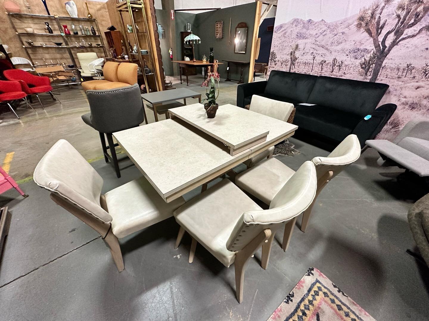 Happy Wednesday! Getting you through that midweek blues. Check out all the new inventory that just arrived! Open daily. New treasures daily. Fantastic music selection daily. Smiling faces daily. 😍#midmod #modern #antique #asheville #midcentury #midc