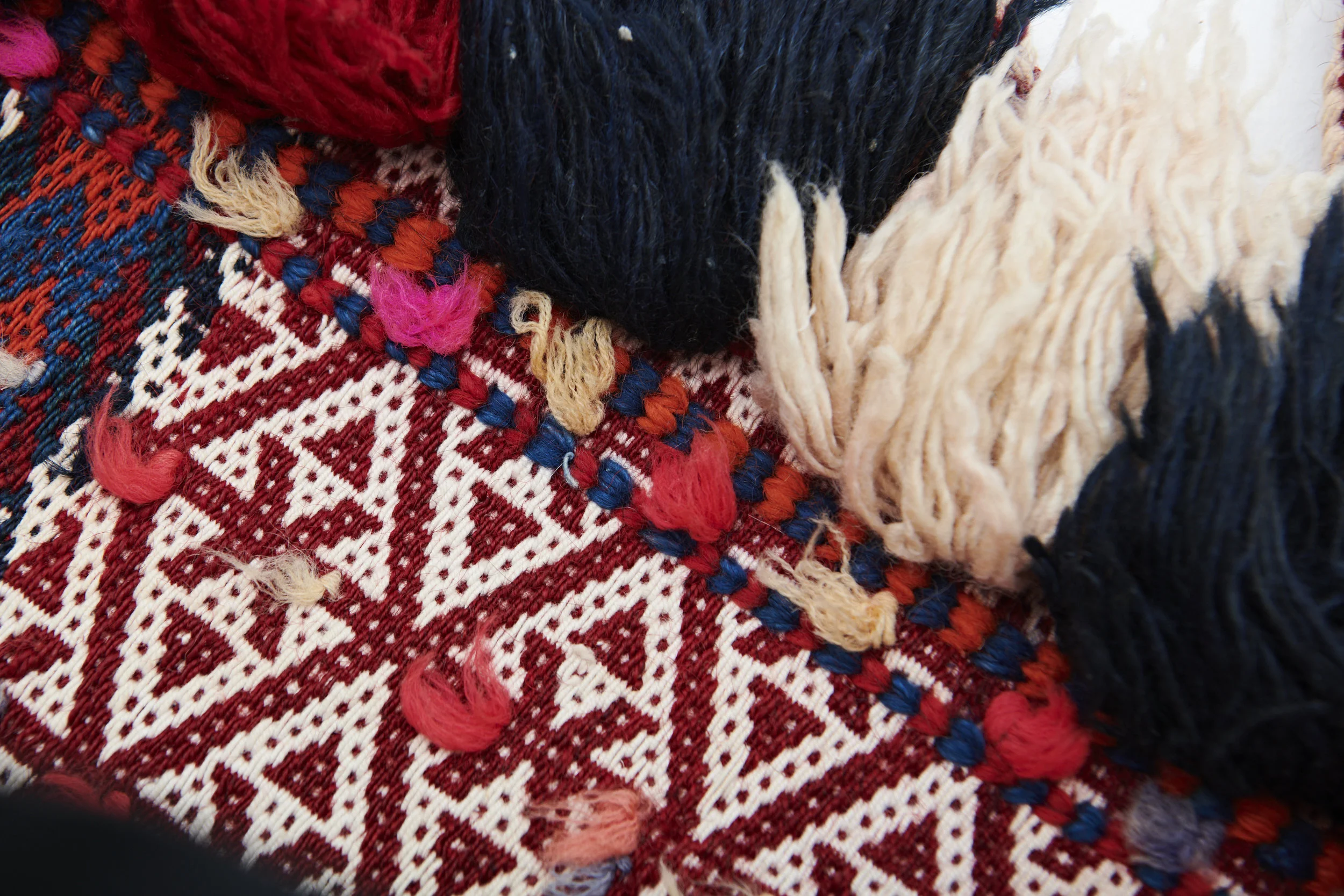 Iran - Qashqai 1965  152cm x 70cm detail of side tufts.jpg