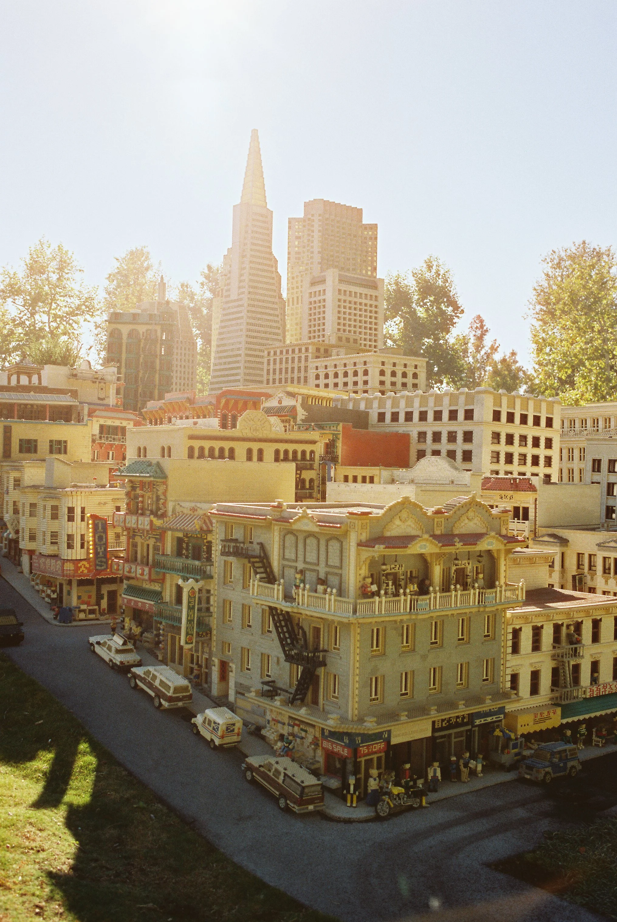 11 LeicaM6 R3 CineStill400D 241125 Lego12.jpg