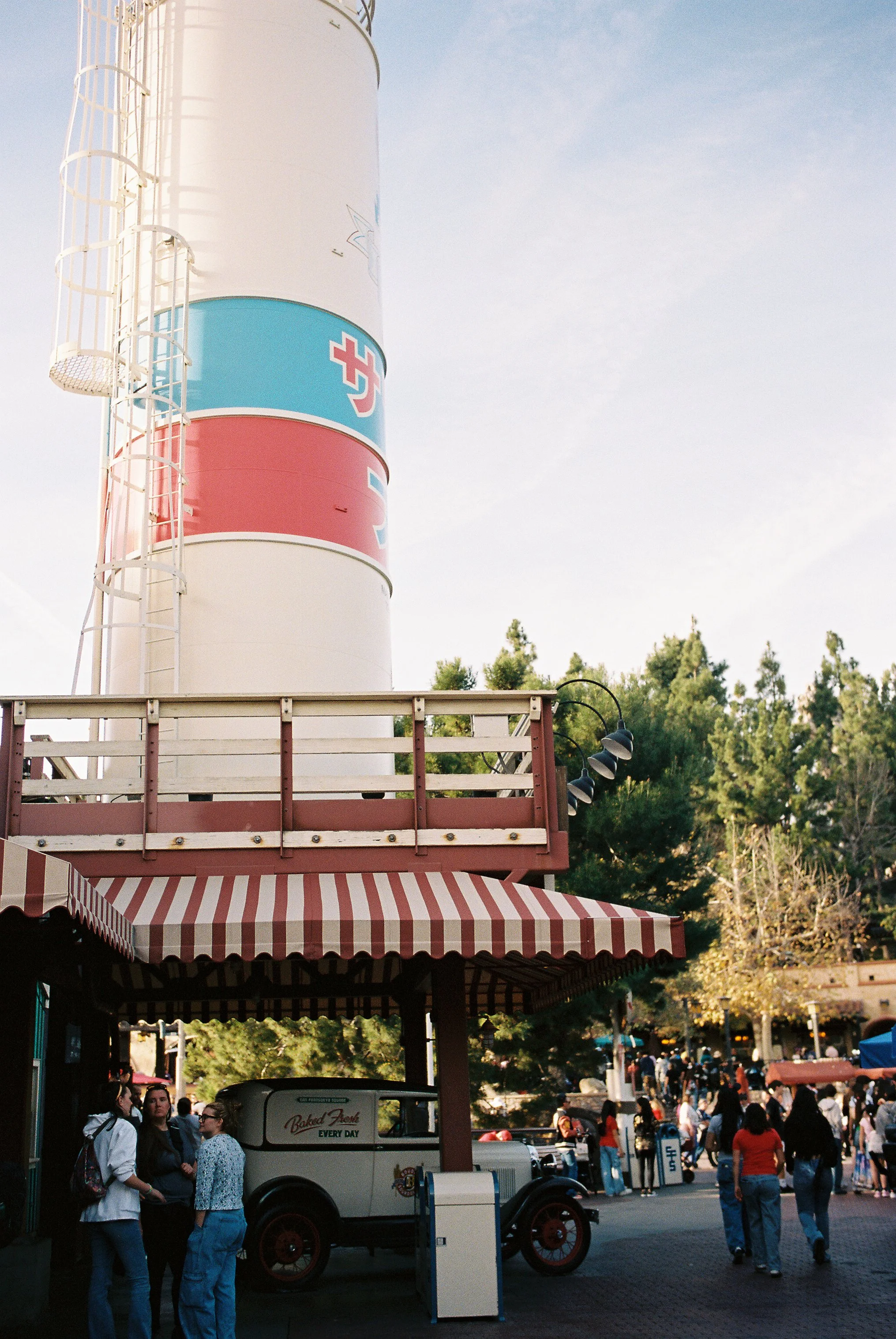 02 LeicaM6 R2 Portra400 20250216 DisneyCA 07.JPG