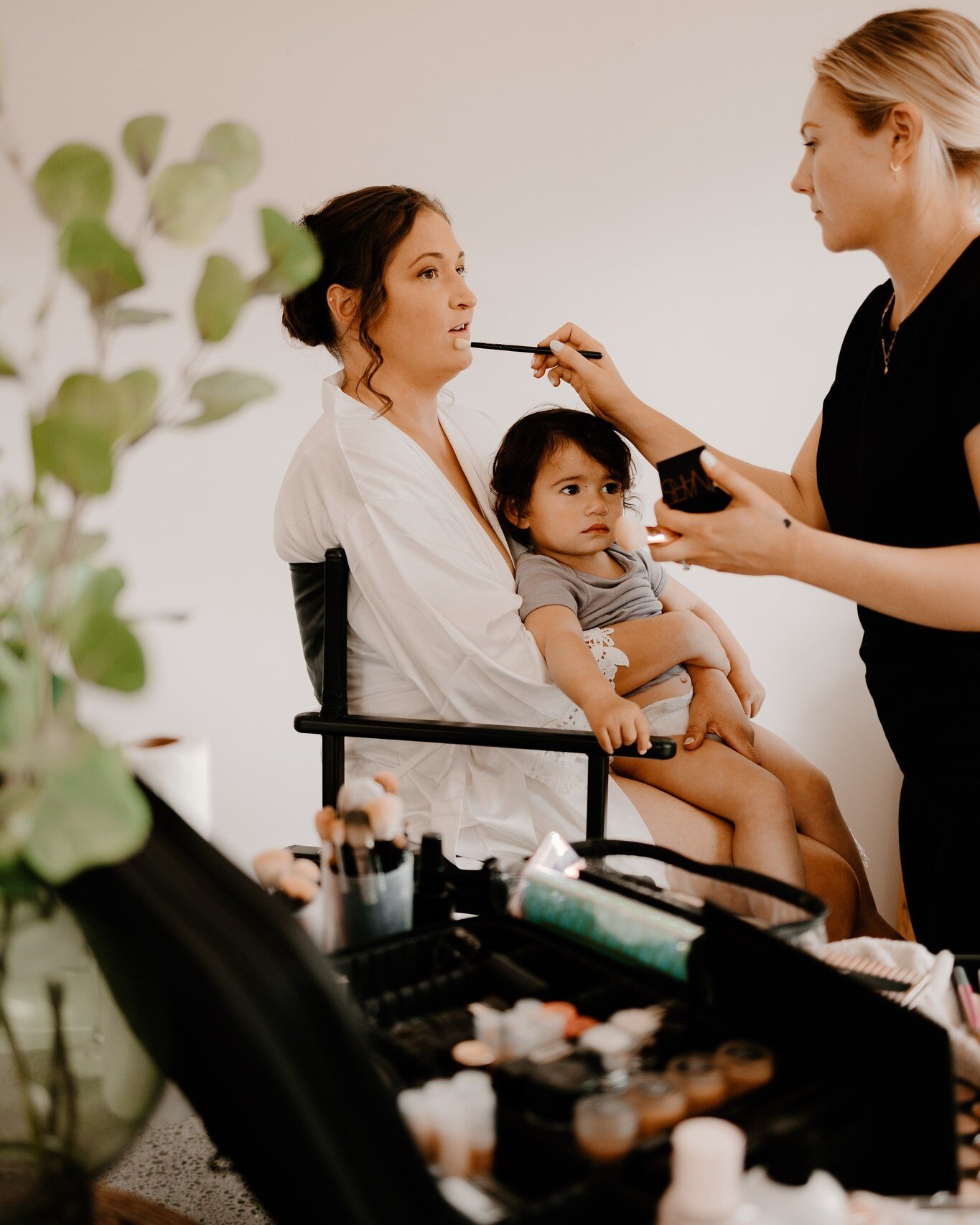 It's either calm or chaos with the little ones around but they make cute photos 🤷&zwj;♀️ 😂

📷 - @sallyannephotography 

#makeupartistnz #chchmua #christchurchnz #christchurchmua  #nzmua #nzmakeupartist #nzmakeup #qualifiedmua #nzmakeupartists #nzm