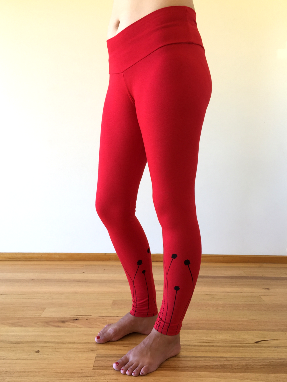 Cotton leggings, red with button grass 