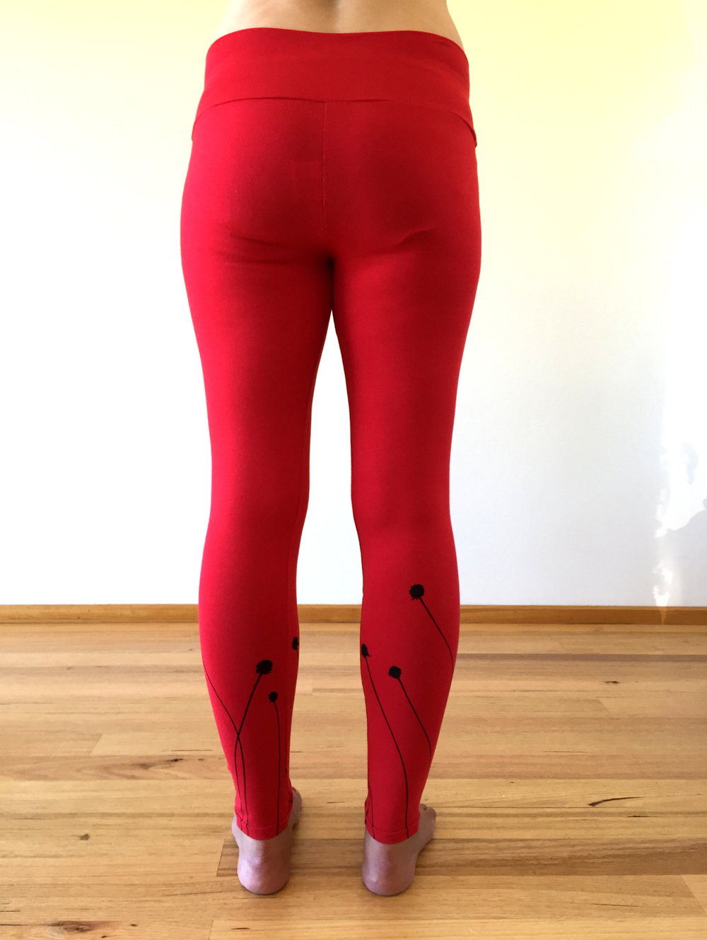 Cotton leggings, red with button grass 