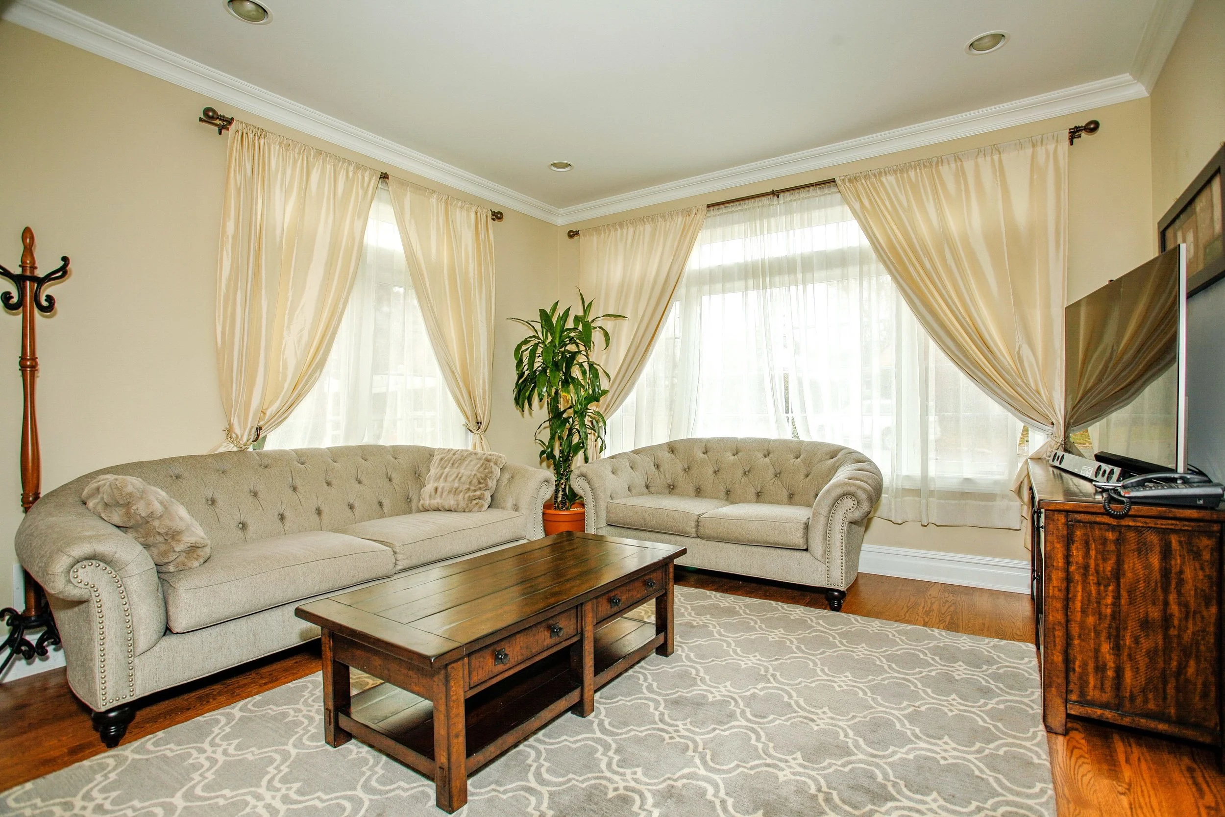 128 Heatherhill Rd Cresskill-print-005-7-Living Room-4080x2720-300dpi.jpg