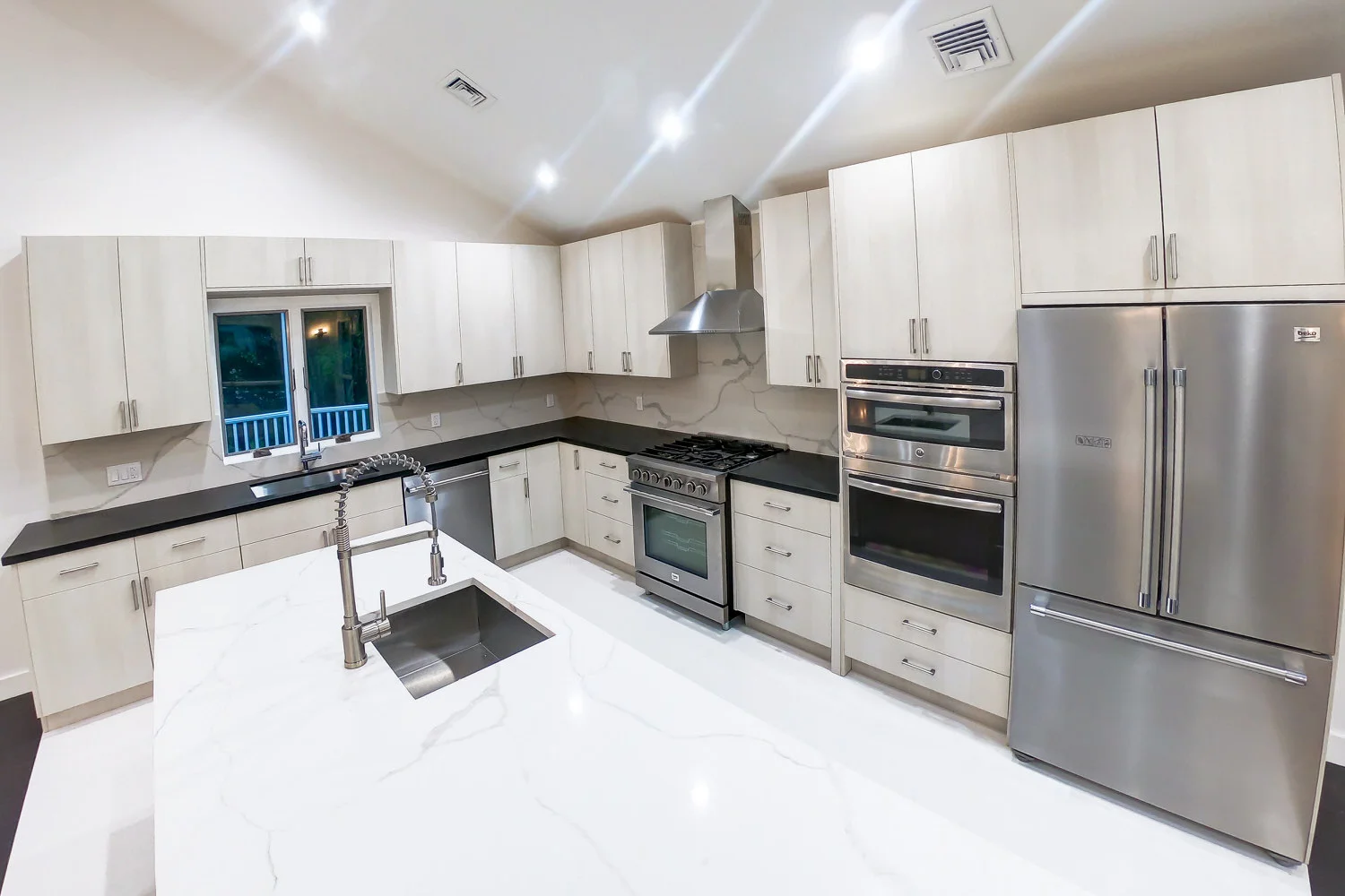 kitchen in.jpg