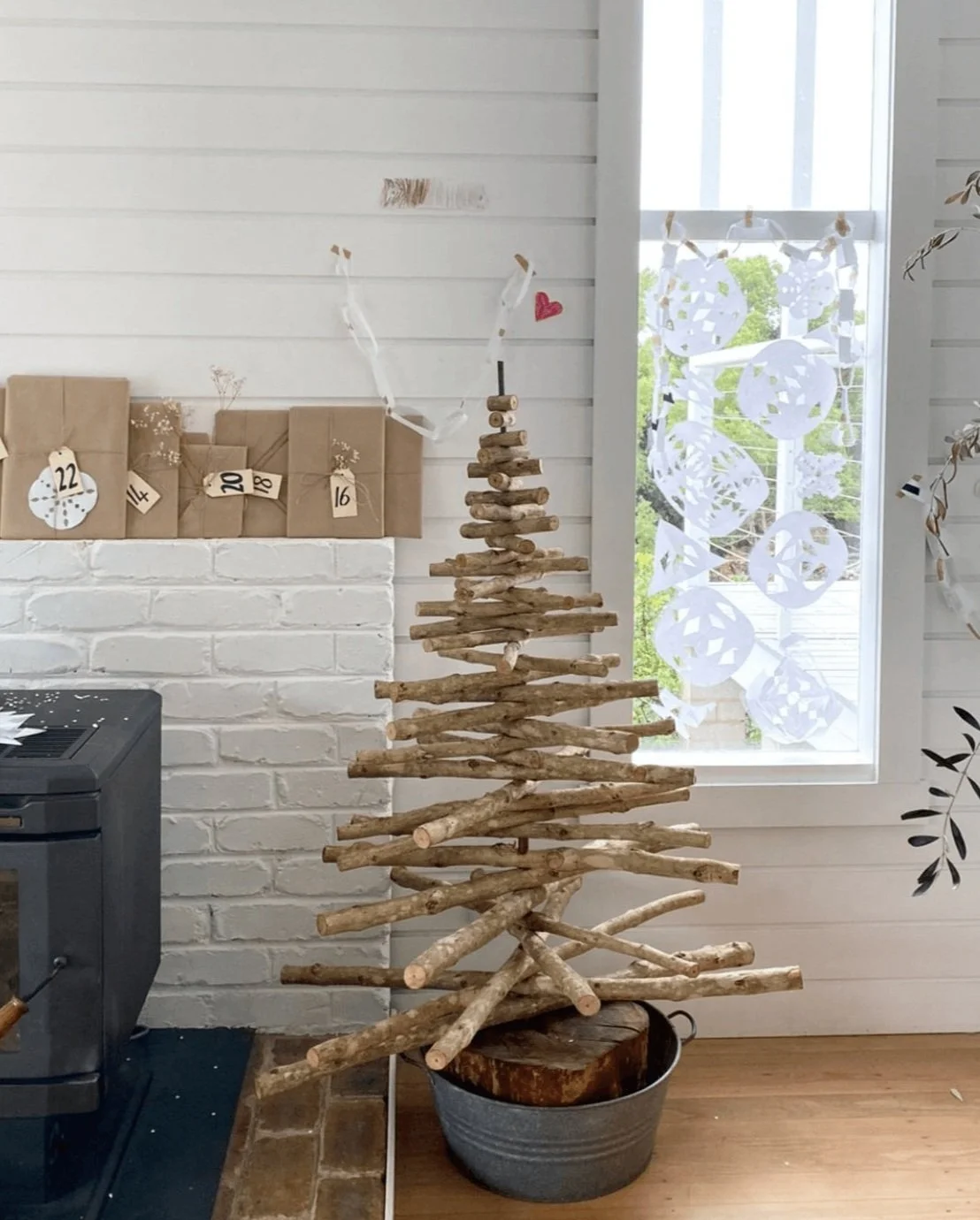 How to DIY a Sustainable Christmas Tree โ Natalie Walton
