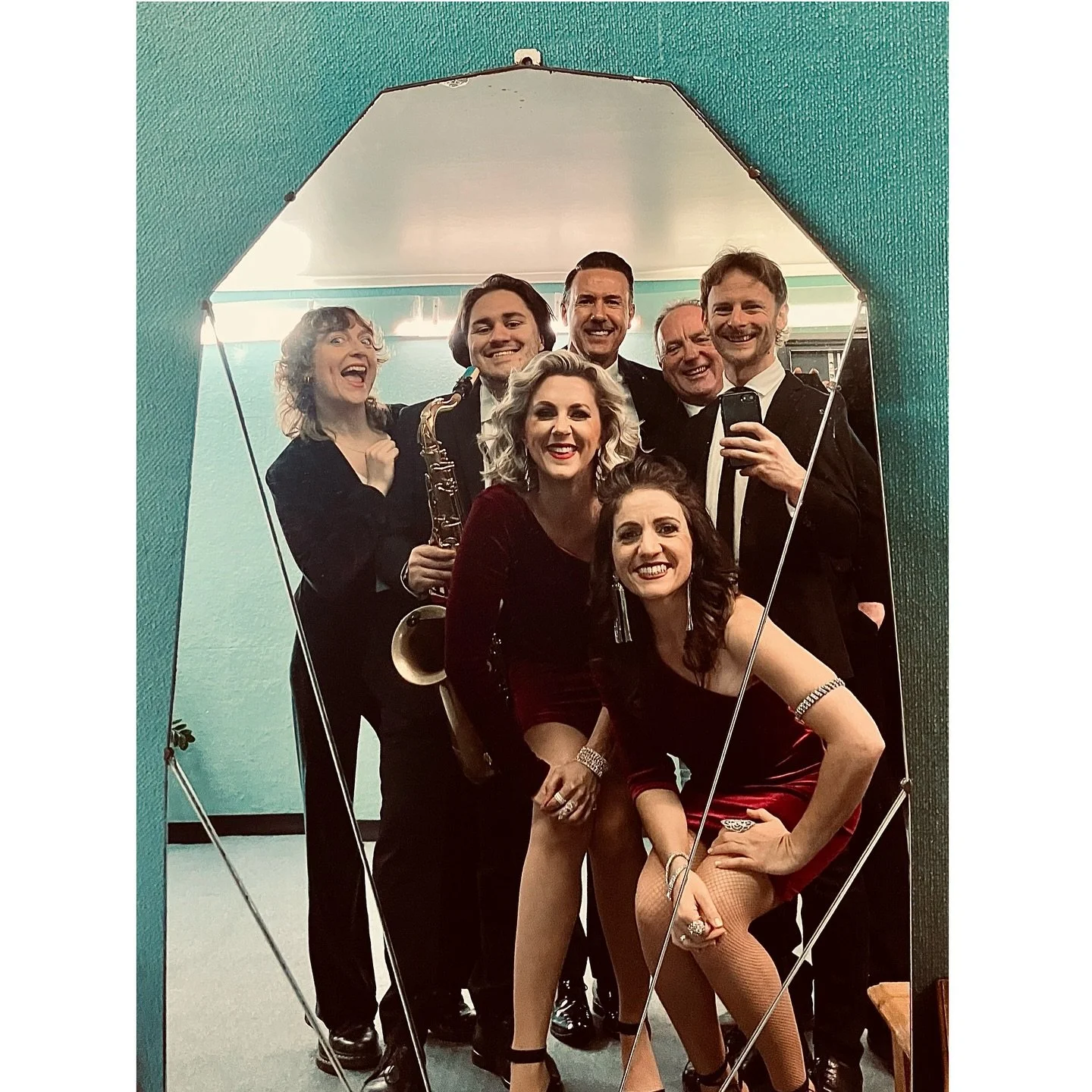 Not gonna lie&hellip;.was a dream to smash out two shows at the Mackay Entertainment Centre yesterday with these beauties&hellip;..❤️

@ameliaeryan @griffiths_micky @thomknee @flikster @johnmcdermott_drums @emileryjochmusic ❤️