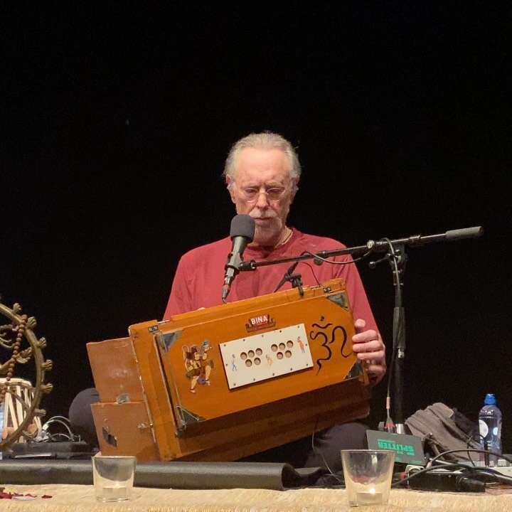 Pure magic in Amsterdam✨🎶 Beautiful experience to be chanting with over 500 people at the kirtan with Krishna Das 🥰

#FollowingInTheFootprintsOfLove #GuruKripa #NeemKaroliBaba #KrishnaDas