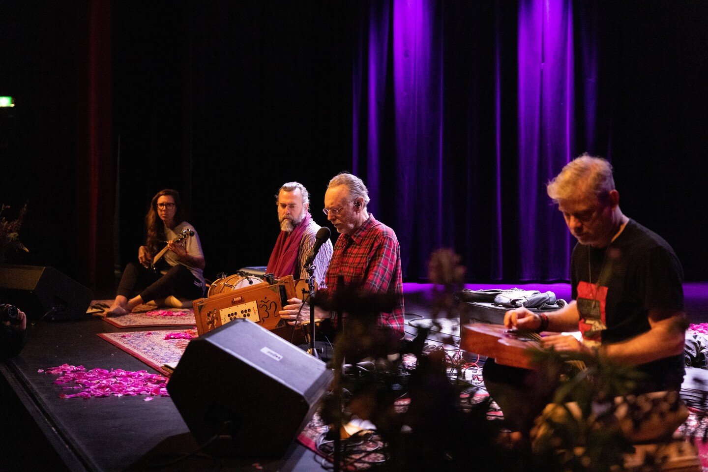 Thank you @krishnadasmusic for coming to Copenhagen and sharing the Love. We were all very grateful to hang out in The Heart Space together with you. RamRam ❤️🙏 

Photos by Josefine Barrett 

@gopianand_kirtan 
@nielslegethom 
@rastablanche 
@josefi