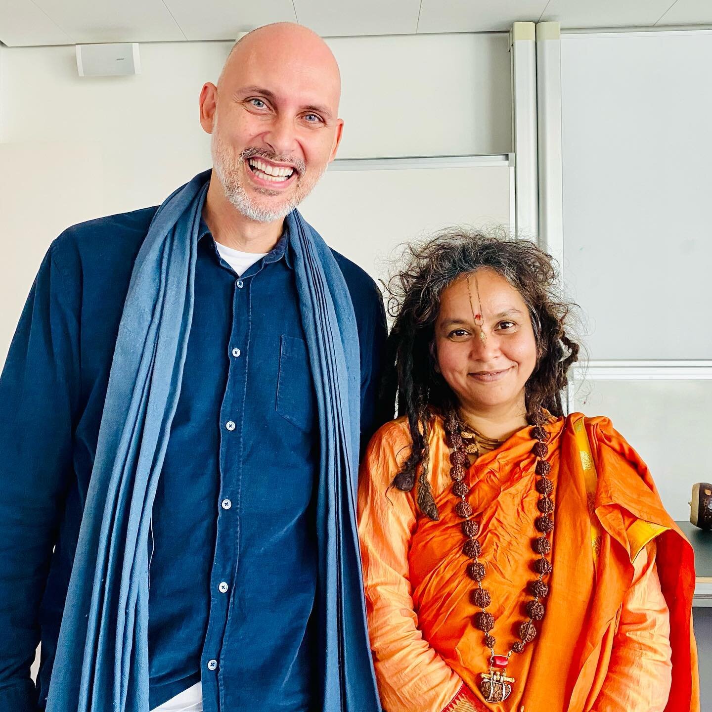 I had the great honour of meeting Shri Parvathy Baul today. She is a singer, story teller, painter and a true master of the mystical Baul tradition. So much love and joy emanating from her being. 

Joy Guru ❤️🙏