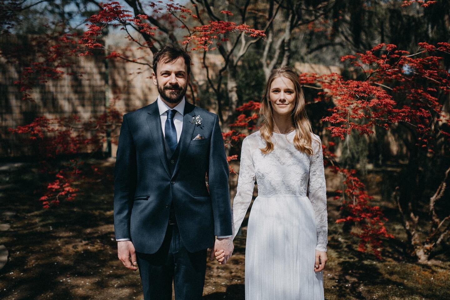 Spring is here! Love these photos from a wedding couple session under the blooming trees 🧡