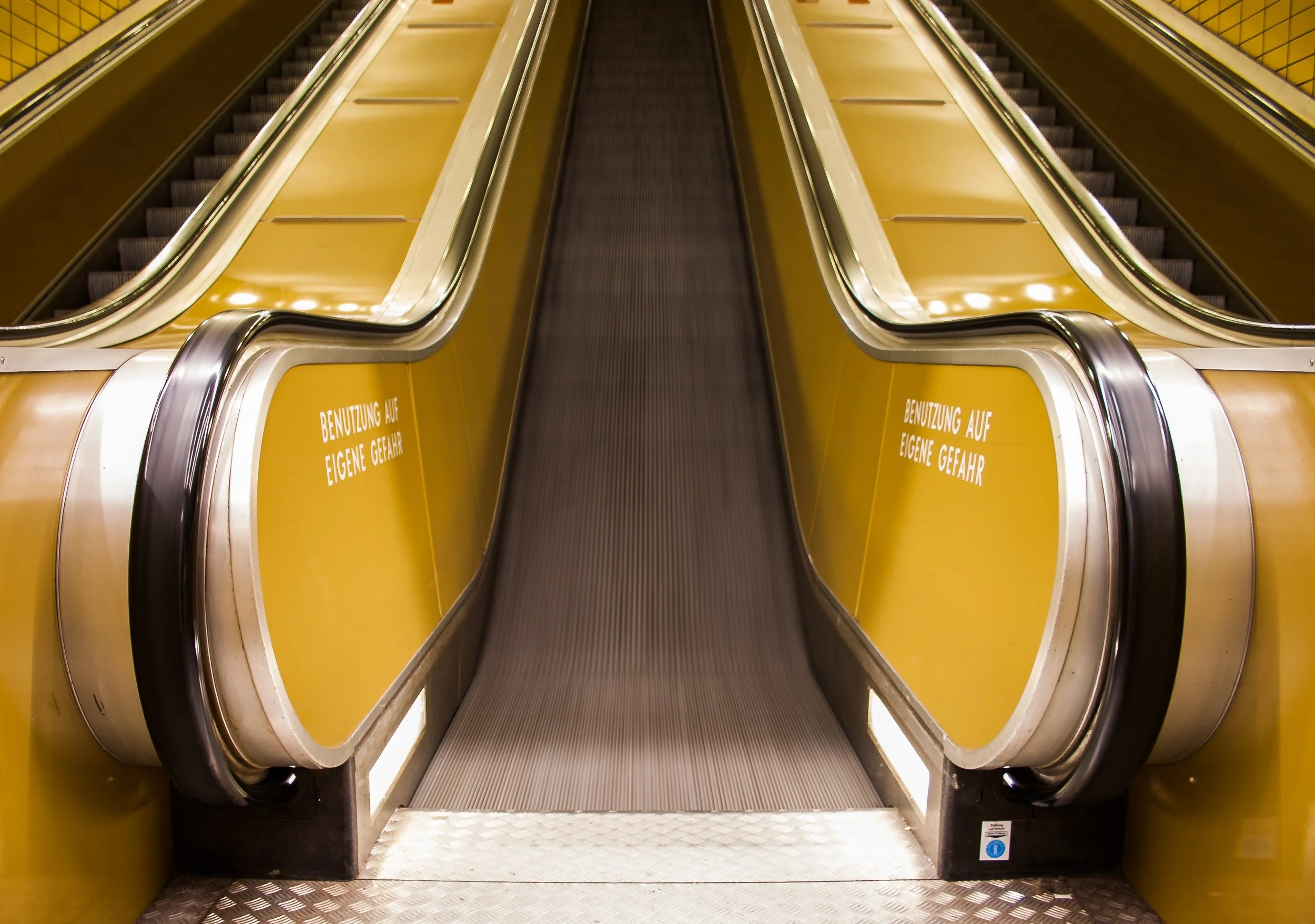 chrome-empty-escalator-920715.jpg