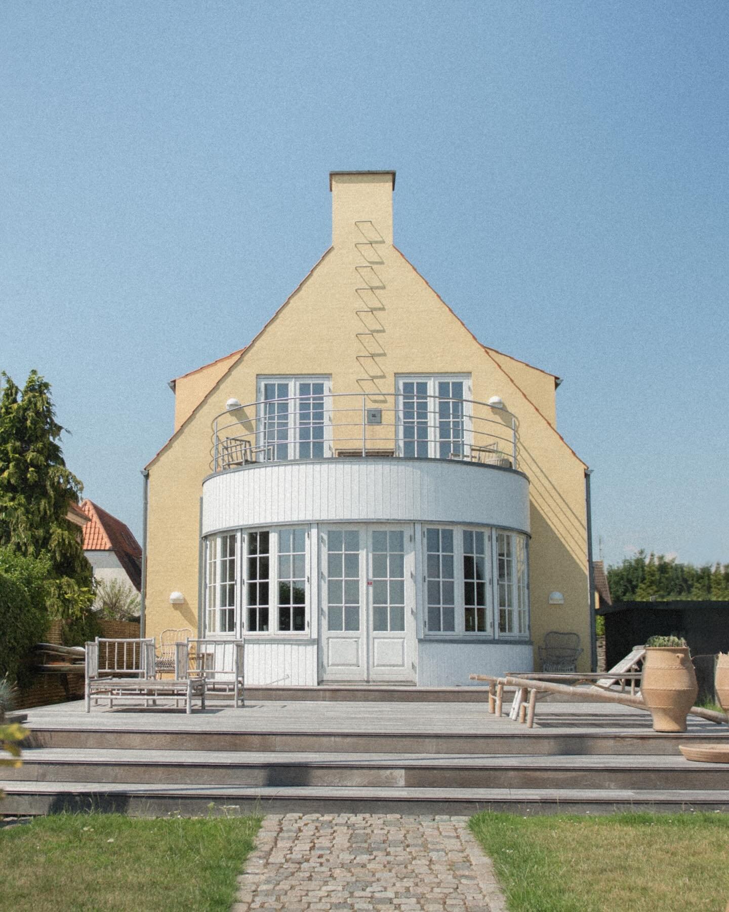 Oh to be a Danish summer house in July&hellip; 🧚