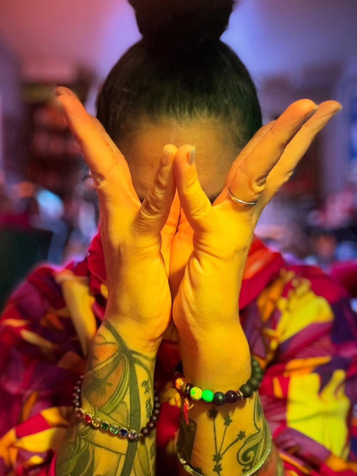 𝘐𝘮𝘮𝘢𝘯𝘦𝘯𝘤𝘦 𝘪𝘴 𝘵𝘩𝘦 𝘢𝘸𝘢𝘳𝘦𝘯𝘦𝘴𝘴 𝘰𝘧 𝘵𝘩𝘦 𝘥𝘪𝘷𝘪𝘯𝘦 𝘸𝘪𝘵𝘩𝘪𝘯, 𝘵𝘳𝘢𝘯𝘴𝘤𝘦𝘯𝘥𝘦𝘯𝘤𝘦 𝘪𝘴 𝘵𝘩𝘦 𝘢𝘸𝘢𝘳𝘦𝘯𝘦𝘴𝘴 𝘰𝘧 𝘵𝘩𝘦 𝘥𝘪𝘷𝘪𝘯𝘦 𝘸𝘪𝘵𝘩𝘰𝘶𝘵. ⁣
-Anodea Judith⁣
⁣
Completing our chakra series with sahasrar