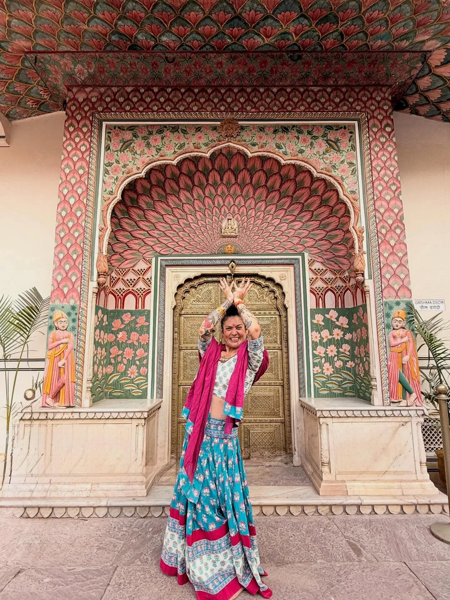 𝘈𝘱𝘢𝘳𝘪𝘨𝘳𝘢𝘩𝘢- the freedom that arises from non-clinging, where holding loosens, and space opens for breath, trust &amp; movement. ⁣
⁣
Aparigraha is one of the 5 yamas of Patanjali&rsquo;s Yoga Sutras. It&rsquo;s often taught as &ldquo;non-hoa