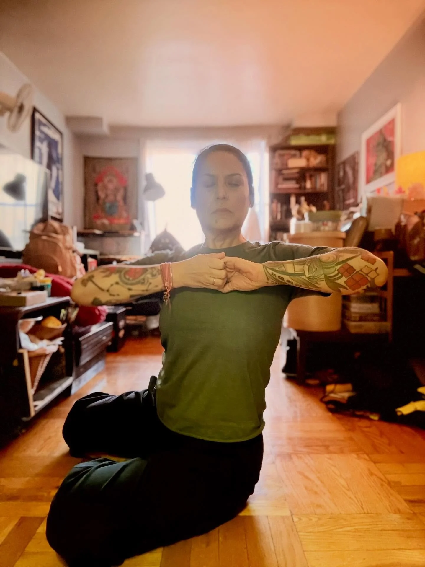 Closing out mudra &amp; mantra March with a mantra I think the world really needs now. ⁣
⁣
𝘓𝘰𝘬𝘢𝘩 𝘚𝘢𝘮𝘢𝘴𝘵𝘢𝘩 𝘚𝘶𝘬𝘩𝘪𝘯𝘰 𝘉𝘩𝘢𝘷𝘢𝘯𝘵𝘶⁣
May all beings everywhere be happy &amp; free⁣
⁣
Pairing this powerful mantra with Karuna mudra, w