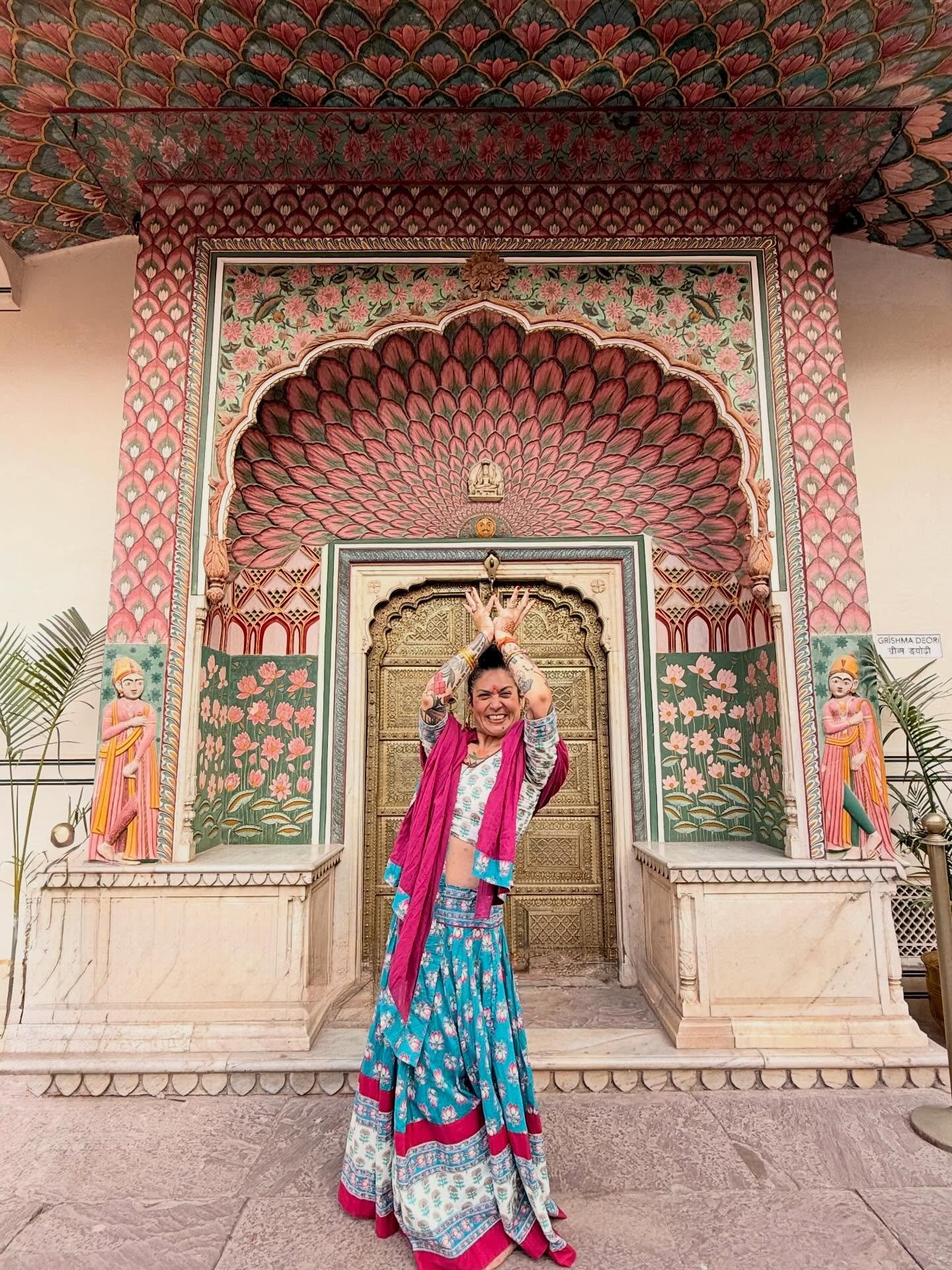 𝘈𝘱𝘢𝘳𝘪𝘨𝘳𝘢𝘩𝘢- the freedom that arises from non-clinging, where holding loosens, and space opens for breath, trust &amp; movement. ⁣
⁣
Aparigraha is one of the 5 yamas of Patanjali&rsquo;s Yoga Sutras. It&rsquo;s often taught as &ldquo;non-hoa