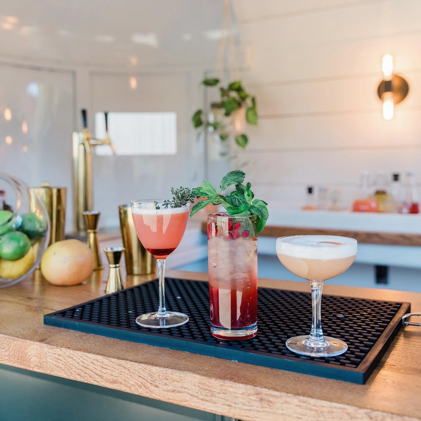 Only #niners colored cocktails today ❤️💛 Check score, take sip, dip your chip, repeat&hellip; 

#mobilebar #mobilebartending #bartender #cocktails #craftcocktails #horsetrailerbar #niners #nflsunday #entertaining