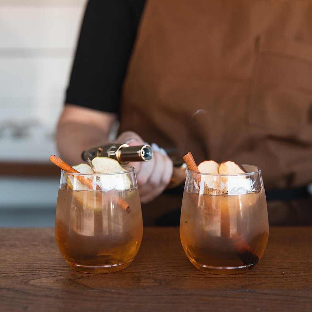 It&rsquo;s starting to feel like Fall is officially here in Northern California, so we&rsquo;re fully leaning in!
These smoked cinnamon apple bourbon ciders are on our list of favorites lately 🍂🍎 

#craftcocktails #cocktails #fallcocktails #mobileb