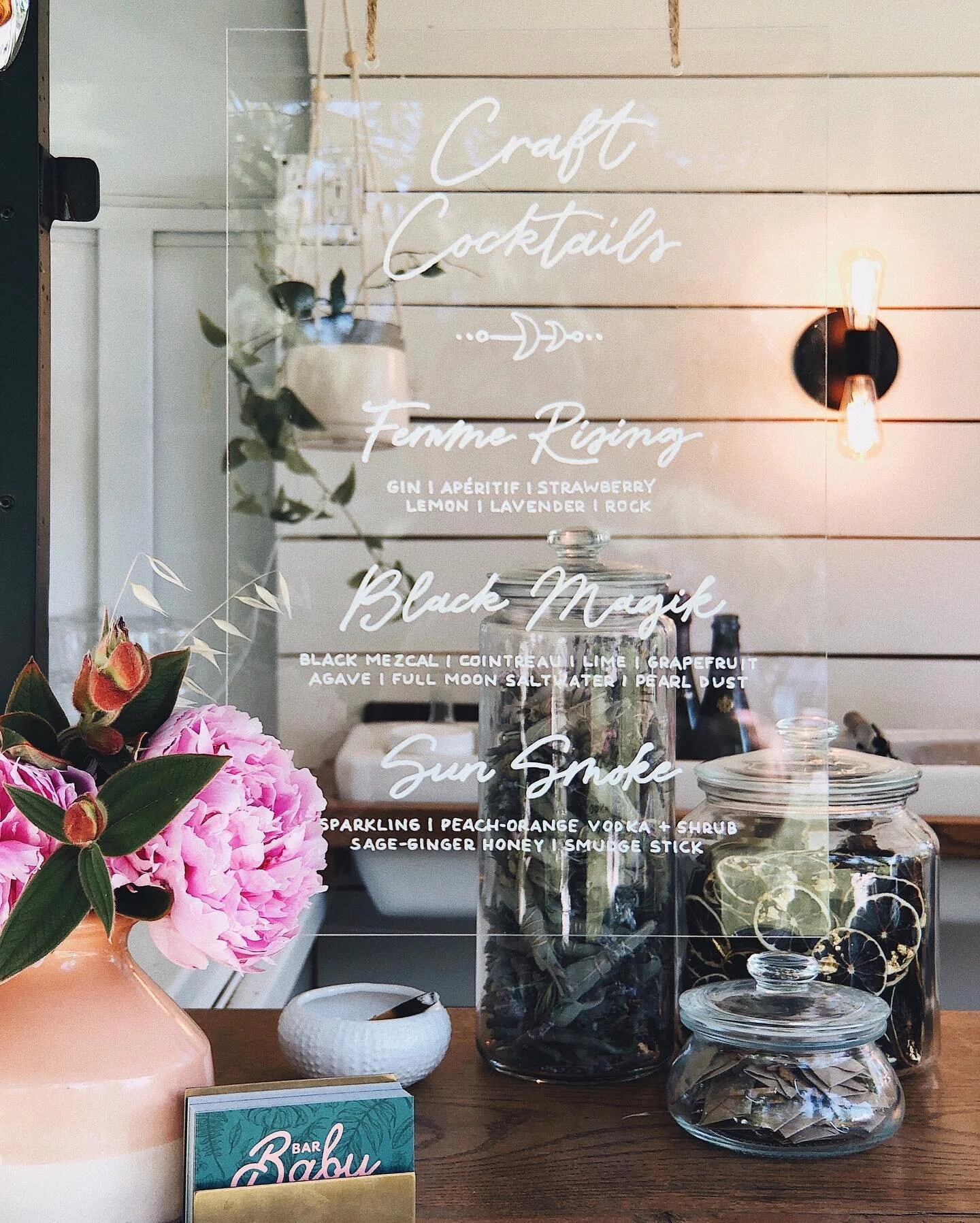 we LOVE everything about this menu moment! 🤩

Tip: if you&rsquo;re planning to have signage at your event, don&rsquo;t forget to add a bar menu to help tie all the pretty details together! 

#bar #mobilebar #mobilebartending #cocktails #craftcocktai