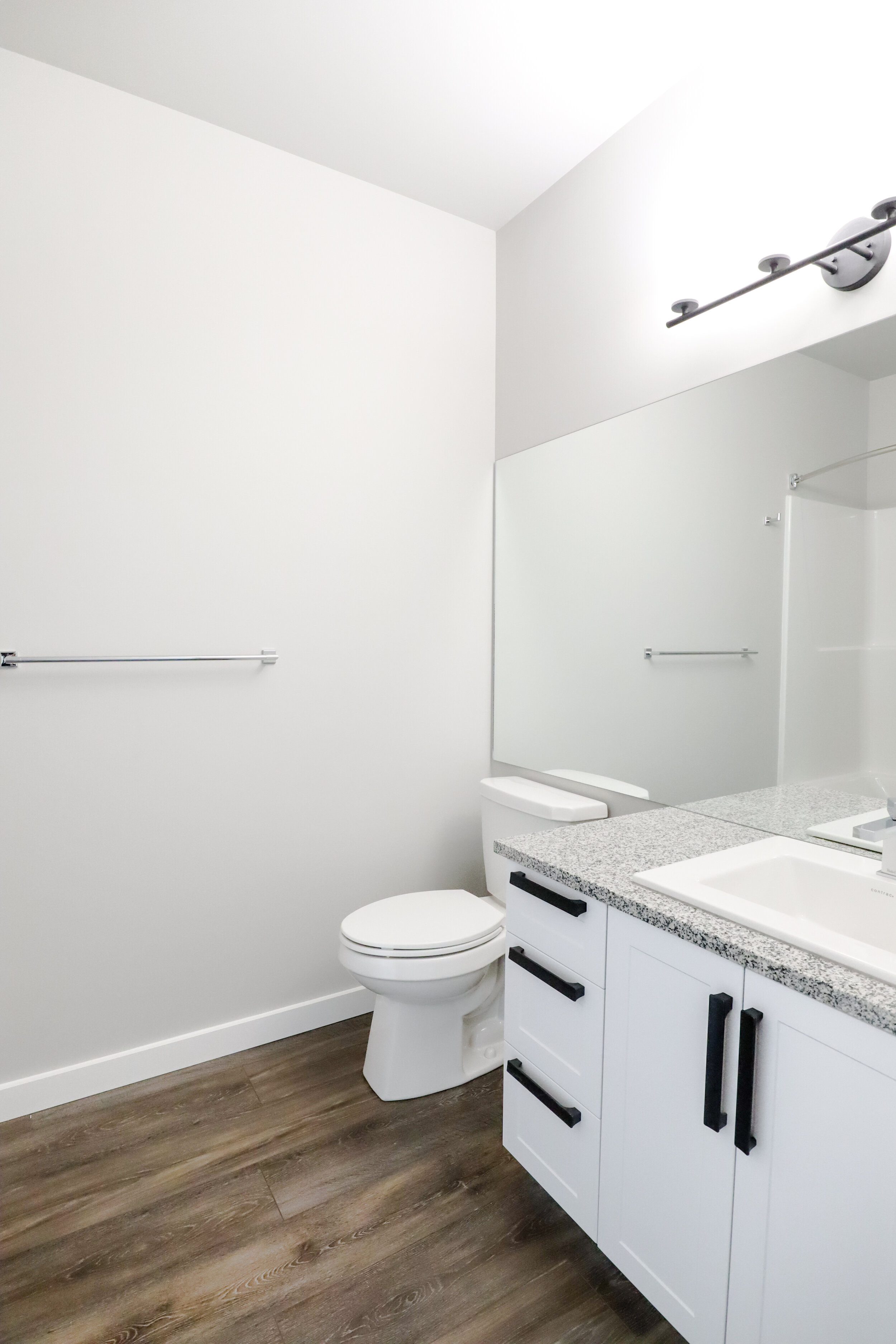 05. guest bathroom.JPG