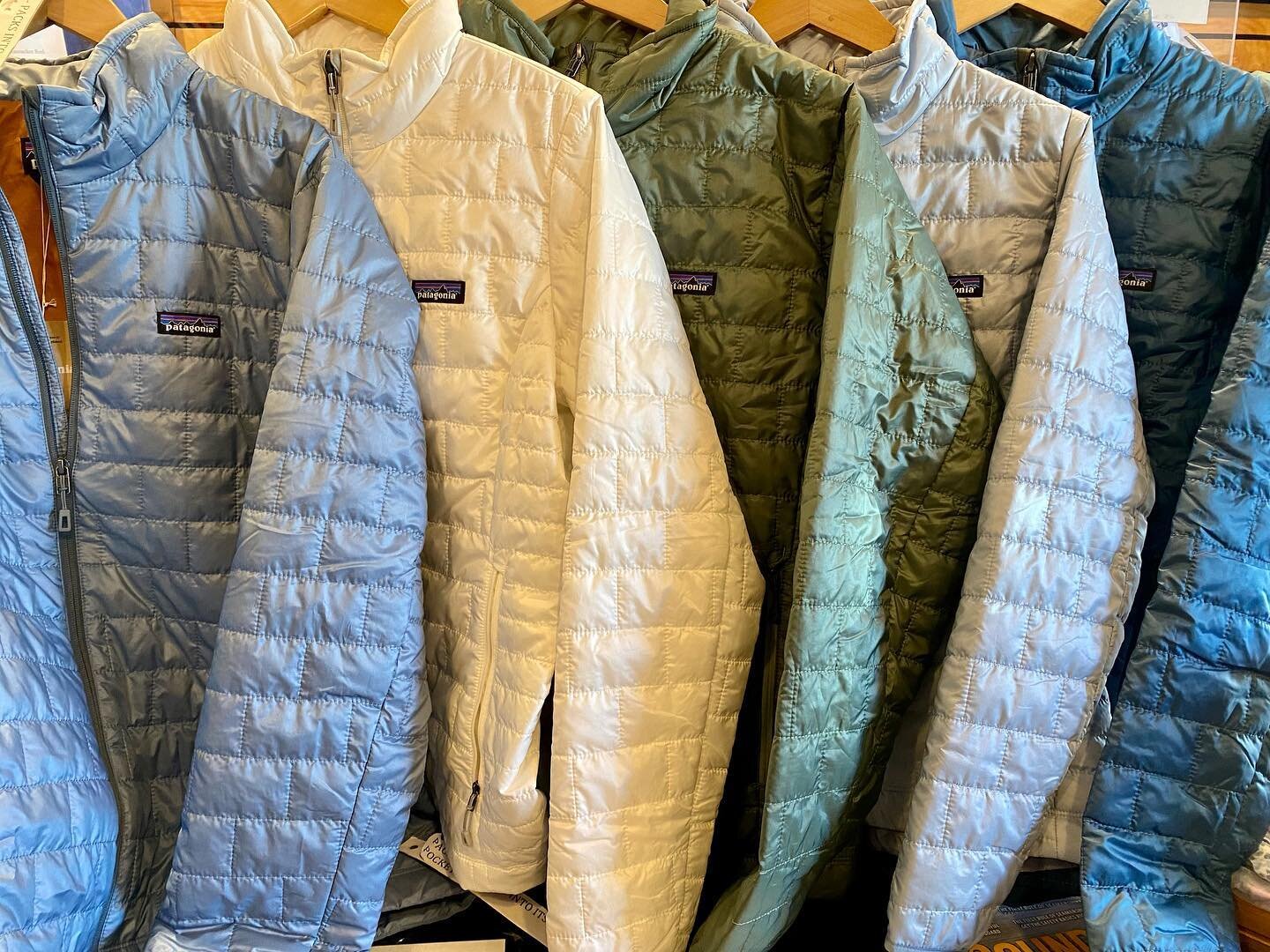 Nano Puffs seem to be the jacket of the day🪸It&rsquo;s no surprise here as they are warm, windproof, water resistant and incredibly lightweight.⛵️New colors for spring are here and select colors are on sale!🌊