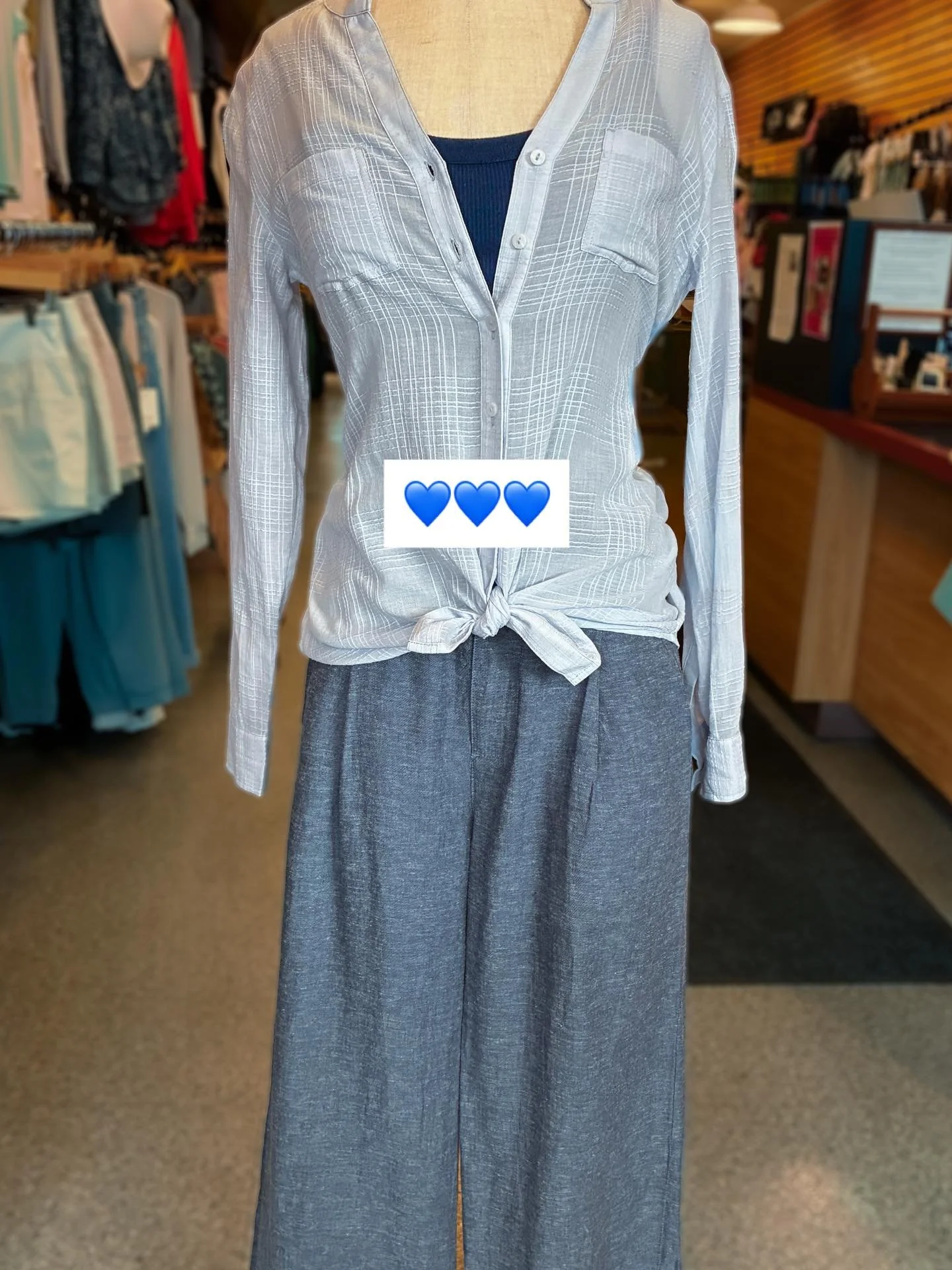 We&rsquo;re loving this monochromatic number with pieces from @carvedesigns 💙 new linen pants available now, perfect for mild spring days!

#shoplocal #smallbusiness #marblehead #carvedesigns #springoutfit