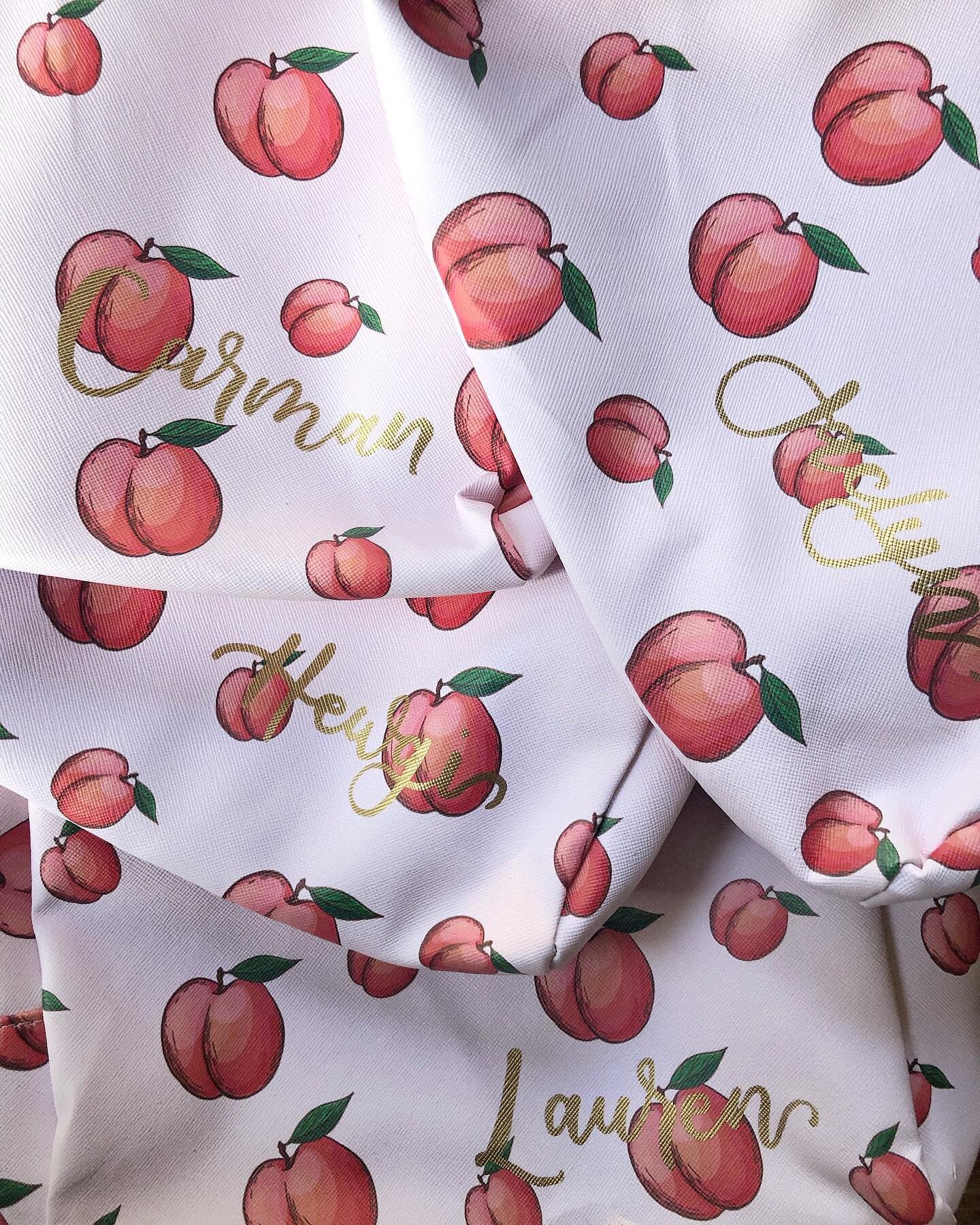 On the theme of bridal party goodies, check out these peachy makeup bags, customized for a bridesmaid proposal! 🍑