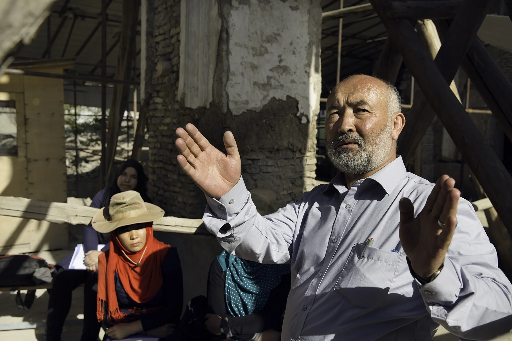 A Kabul University professor lectures to students about the restoration of Gudri Mosque.