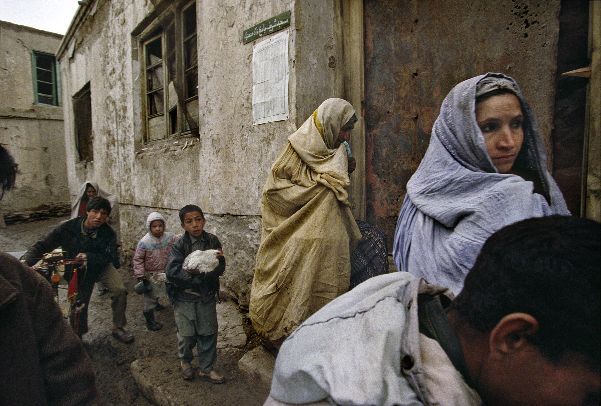 March 1993: A Kabul family flees its home during factional fighting between President Rabbani’s government forces and opposition Hizb-i-Islami and Hezb-I-Wahdat fighters in western Kabul. The fighting marked a continuation of an operation in which hundreds of unarmed Hazaras were killed. The dispute for control of western Kabul involved Sunni militias against the Shia Hezb-I-Wahdat.