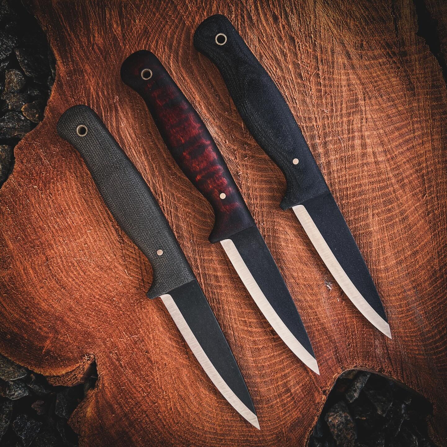 Different knives for different applications. This post features the Bush Lite, Carolina Reaper, Buffalo Cove Bushcrafter and Pocket Tanto. You can check out the finer details on these blades at the link in my bio.
-
I hope y&rsquo;all are having a gr
