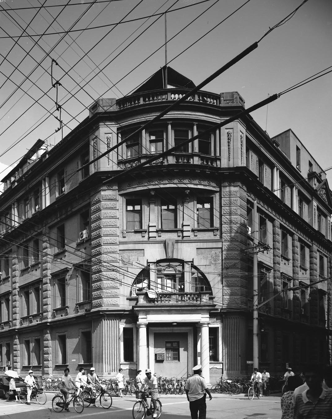 A building on Sichuan Zhong Lu (四川中路)