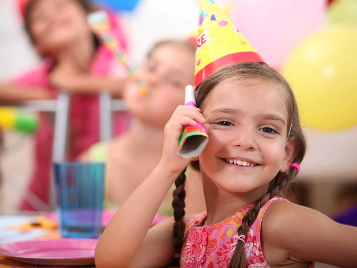 web-Young-girl-at-a-child-s-birthd-21049901.jpg