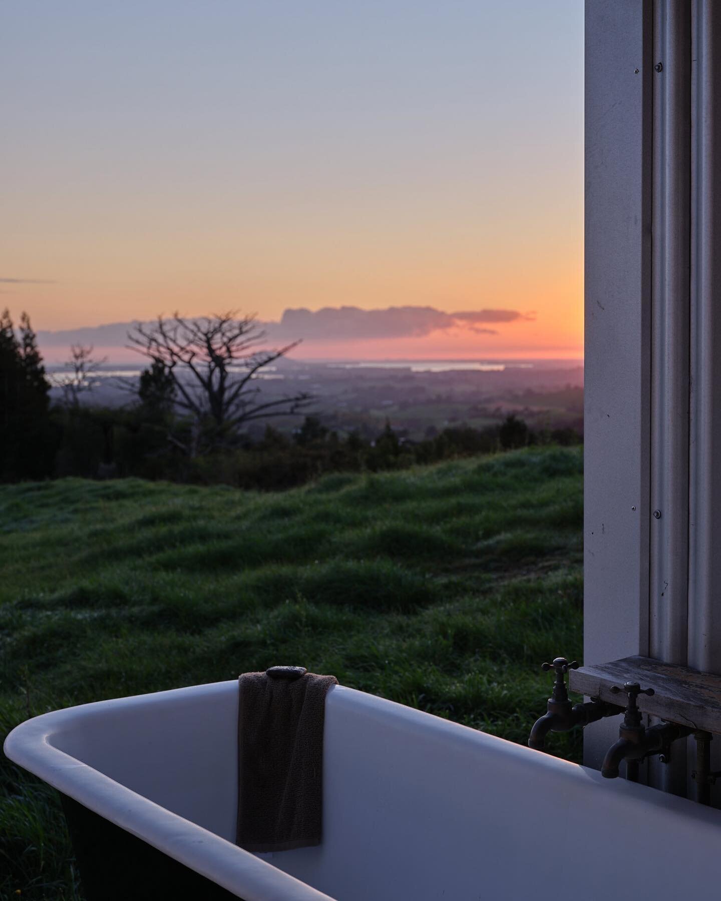 Common Space wishes you a Happy New Year! 

Outdoor bath sunrise from Ao Marama retreat🌅🛀