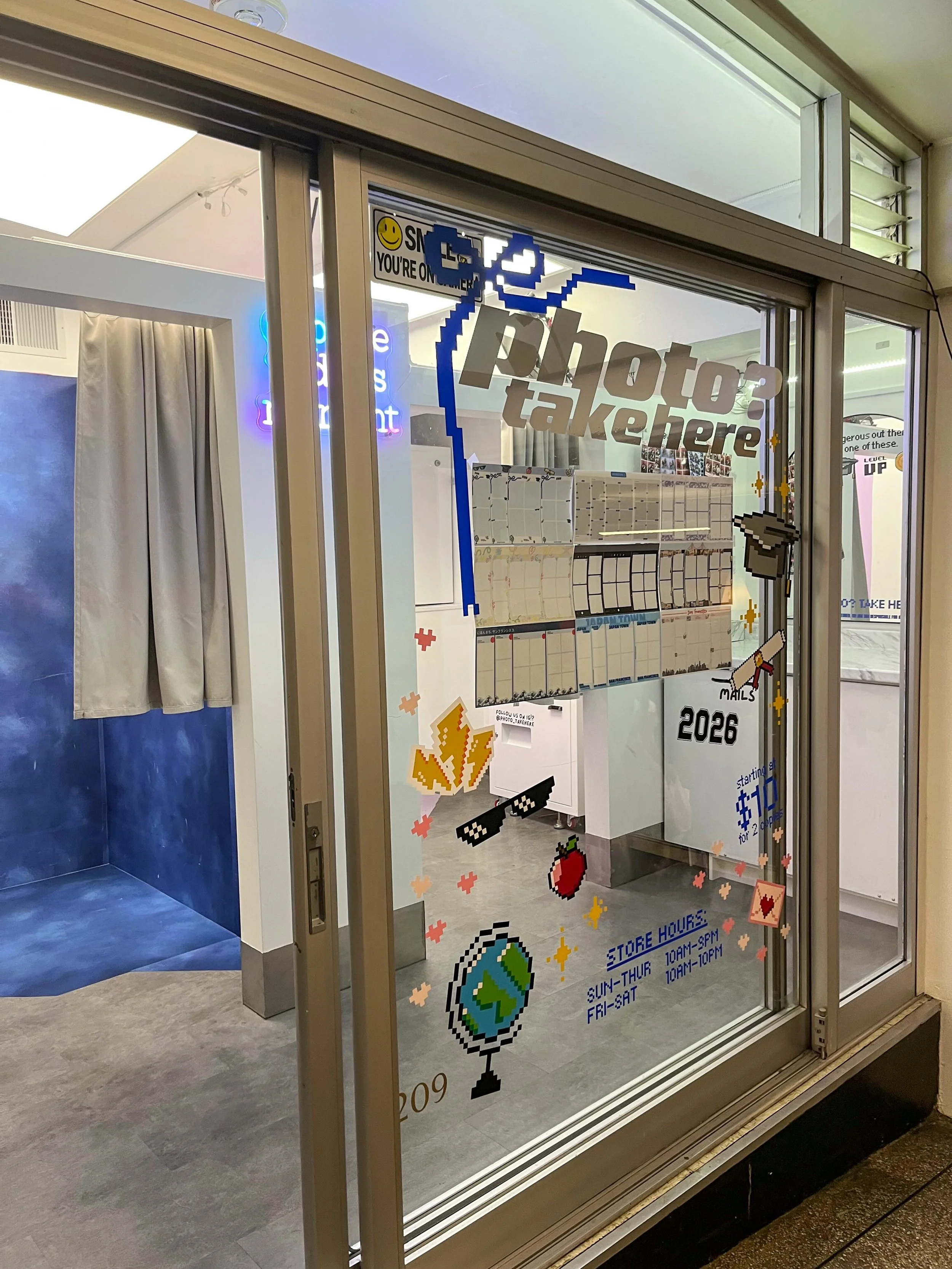 PHOTO TAKE HERE 🎓✨

Congrats class of 2026! 🤩 Come check out Photo Take Here with their new graduation themed Photo Booth frames &amp; backdrops in San Francisco&rsquo;s Japantown! 

They have two photo booths and are located on the bridge section 