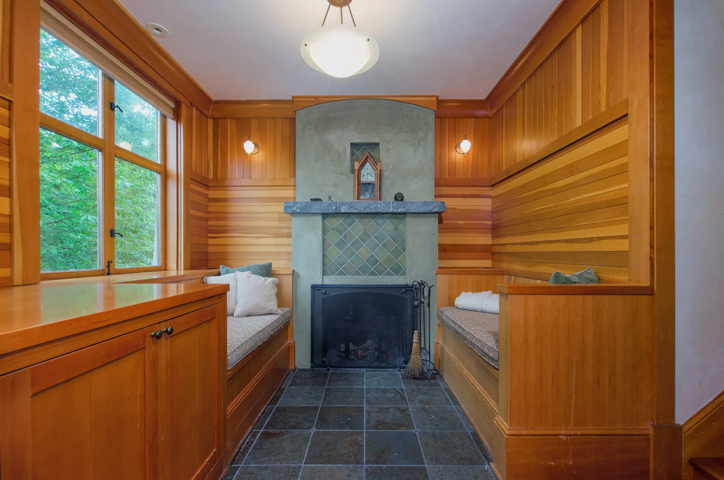 025_19-Fireplace Nook.jpg