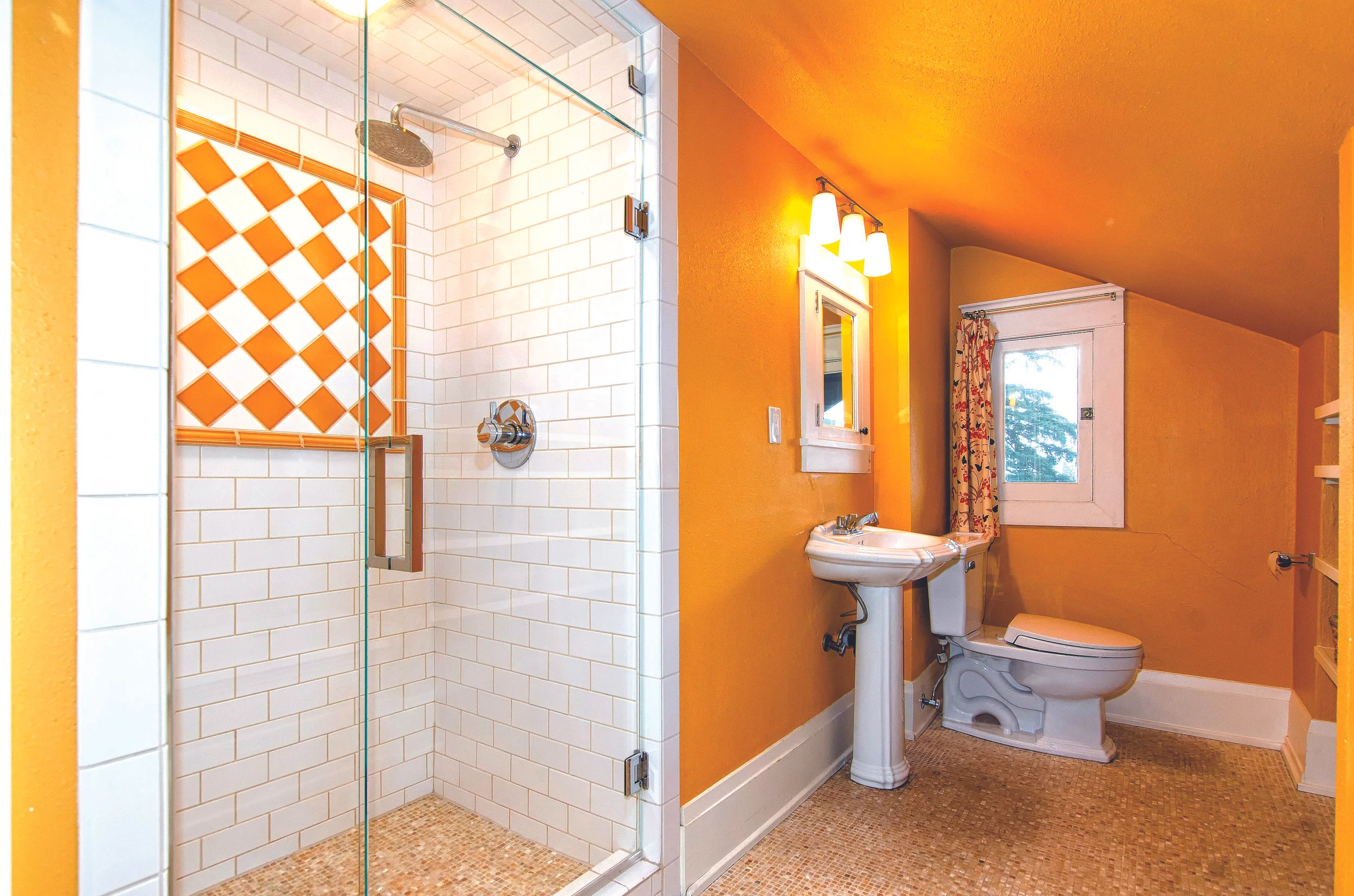 040_37-Hall Bath.jpg