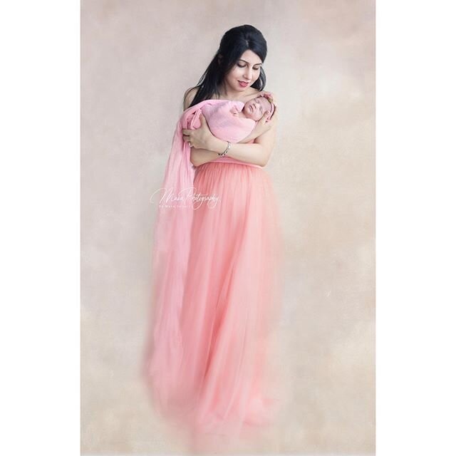 Hannah || Couple of weeks old in mom&rsquo;s safe arms.
(Thankfully the changes to the condition allows me to meet these little ones again in my studio. You can pm me or contact 0431074393 for your booking requests)
@manaphotography_by_manasalsali 
#