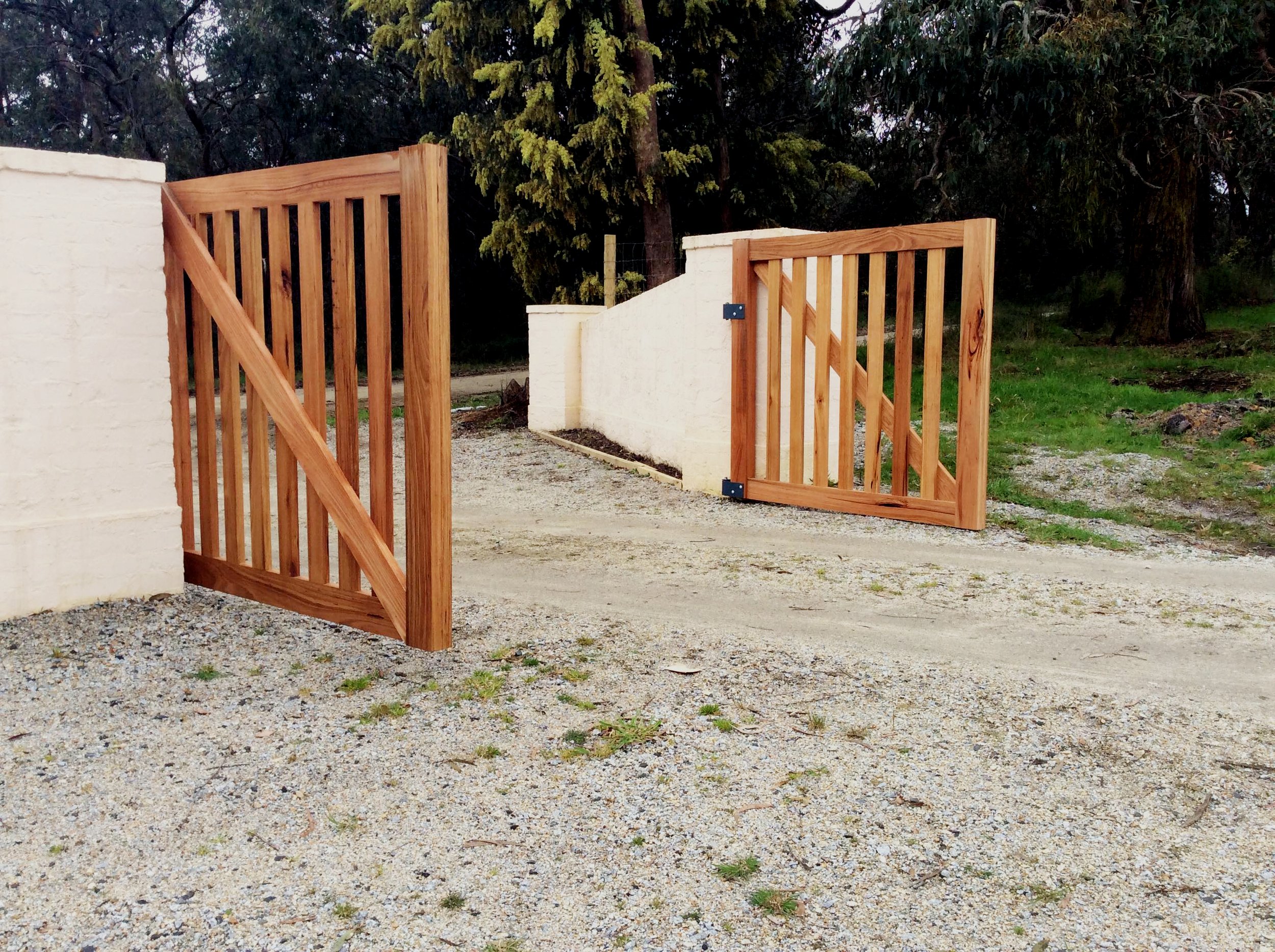 Semi privacy driveway gate 4.jpg