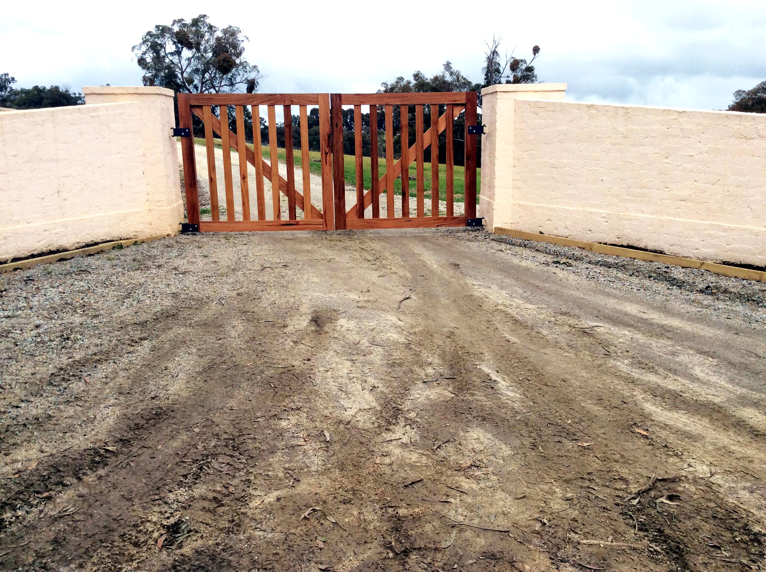 Semi privacy driveway gate 3.jpg